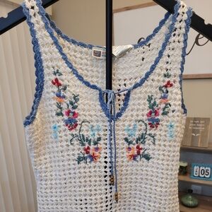 Vintage Y2K Faded Crochet Camisole with Floral Embroidery